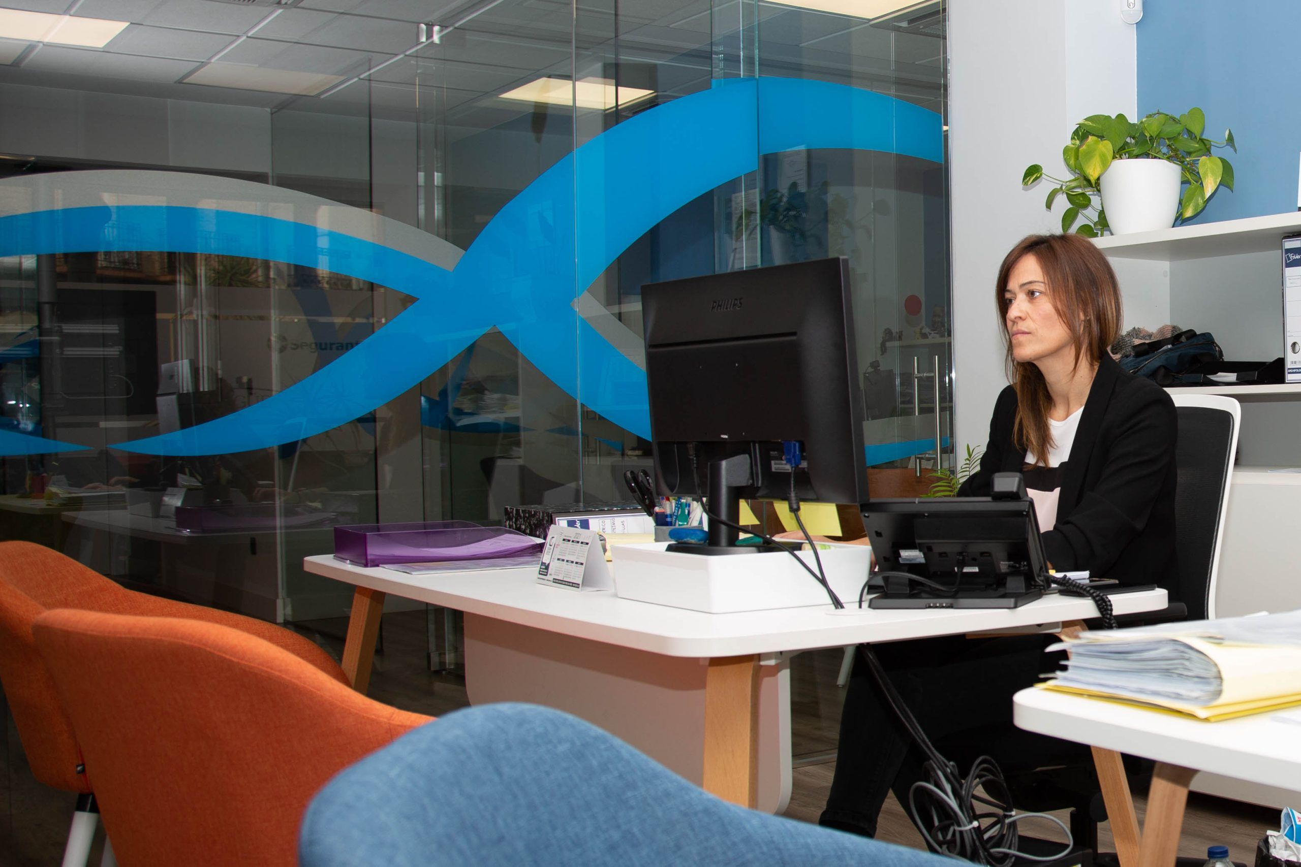 Asesora de Gestoria Yague atendiendo en la oficina de Zaragoza