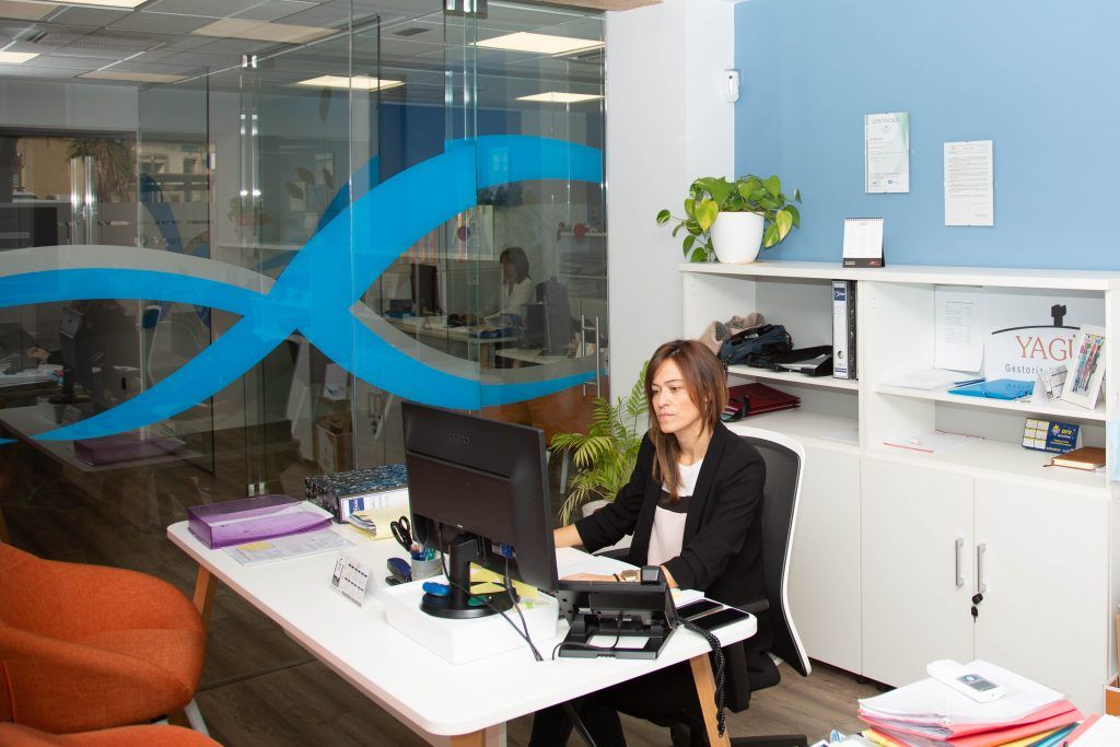 Asesora contable de Gestoria Yague trabajando en Zaragoza