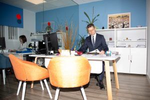 Asesor fiscal de Gestoría Yagüe revisando documentación en la oficina de Zaragoza