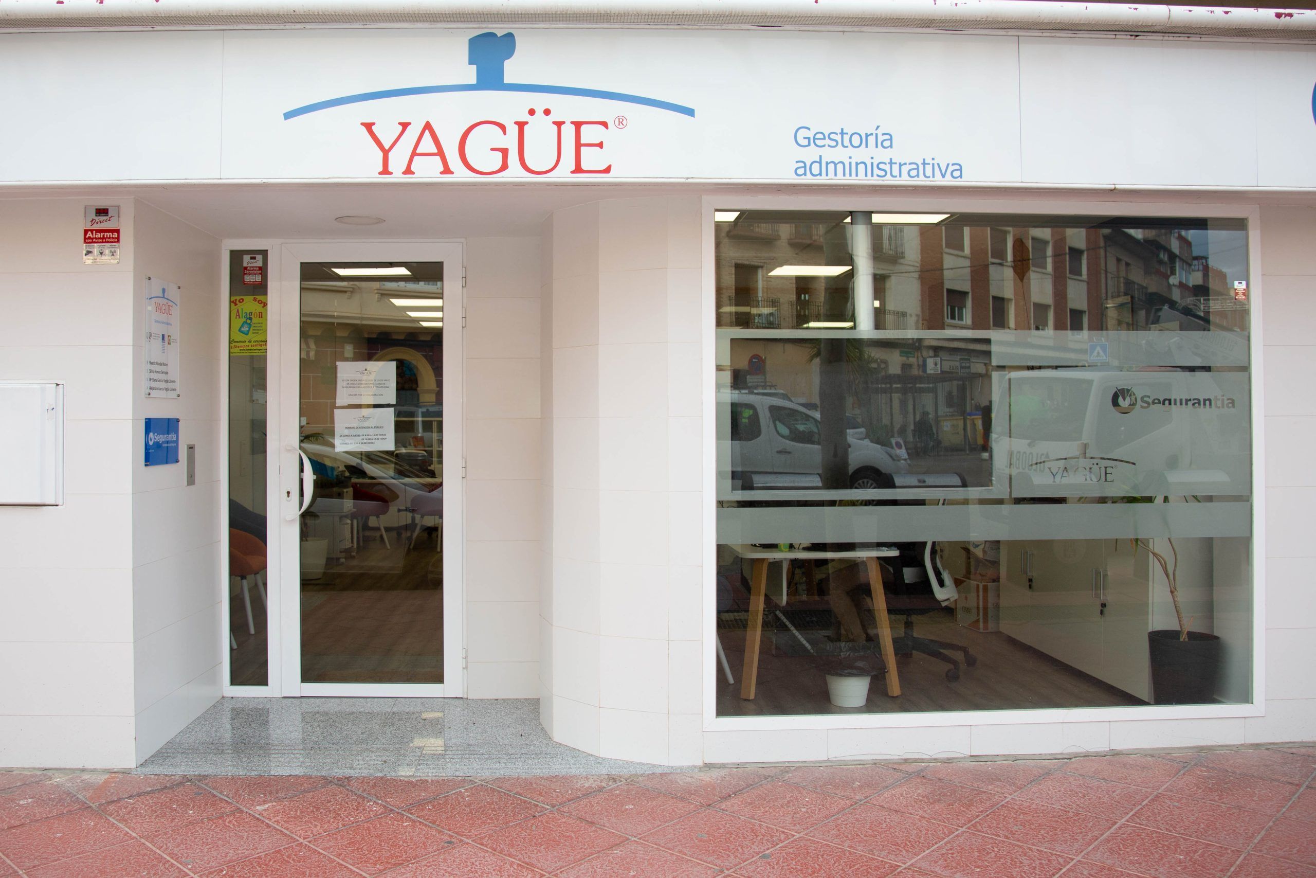 Fachada de la oficina de Gestoría Yagüe en el centro de Zaragoza, junto a la Plaza del Pilar
