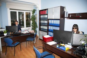 Personal de Gestoría Yagüe trabajando con expedientes en la oficina de Zaragoza