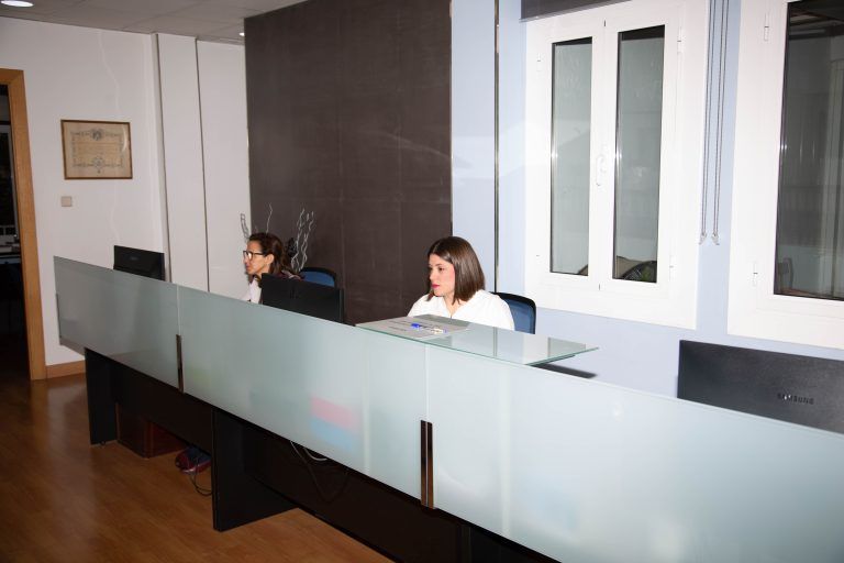 Equipo de Gestoría Yagüe atendiendo en la recepción de su oficina de Zaragoza