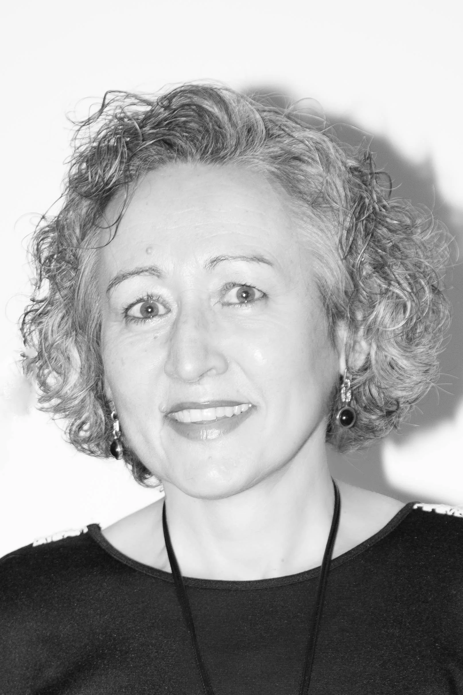 Asesora administrativa Zaragoza Retrato en blanco y negro de una mujer de pelo corto rizado con pendientes largos, asesora administrativa en Zaragoza