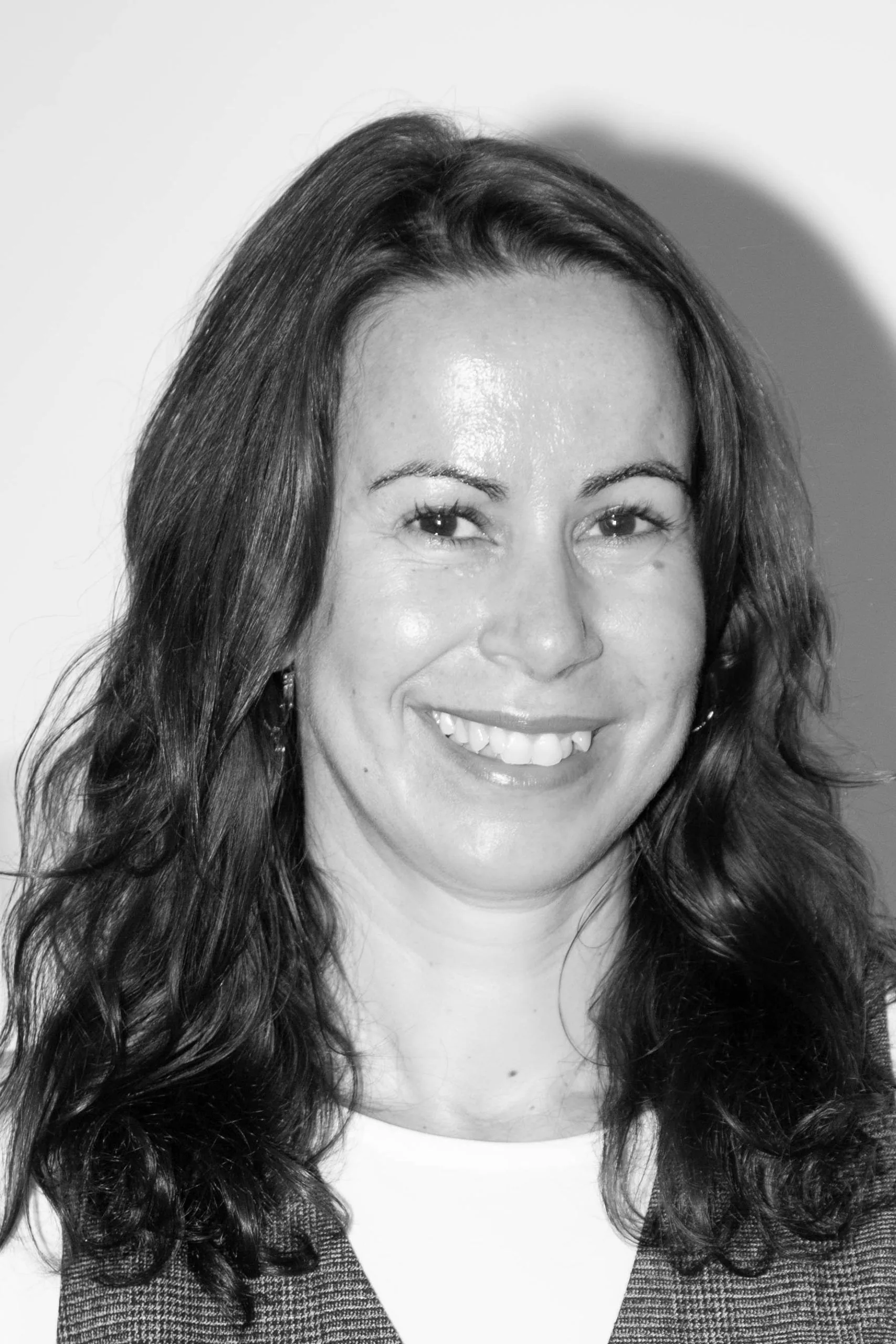 Asesores y consultores Zaragoza Retrato en blanco y negro de una mujer sonriente de pelo largo ondulado, del equipo de asesores y consultores en Zaragoza