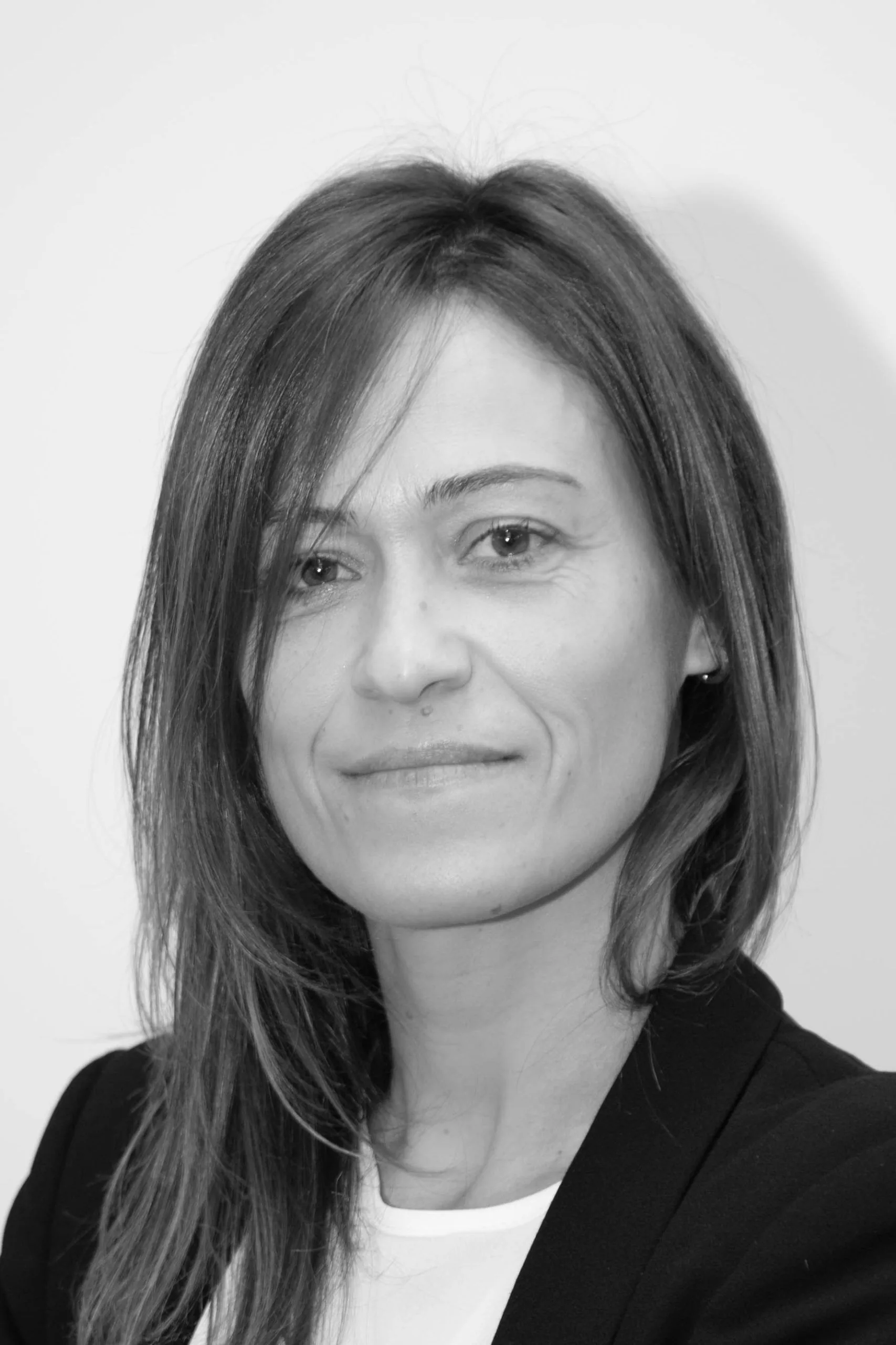 Asesores y gestores Zaragoza Retrato en blanco y negro de una mujer de pelo largo liso y americana negra, del equipo de asesores y gestores en Zaragoza