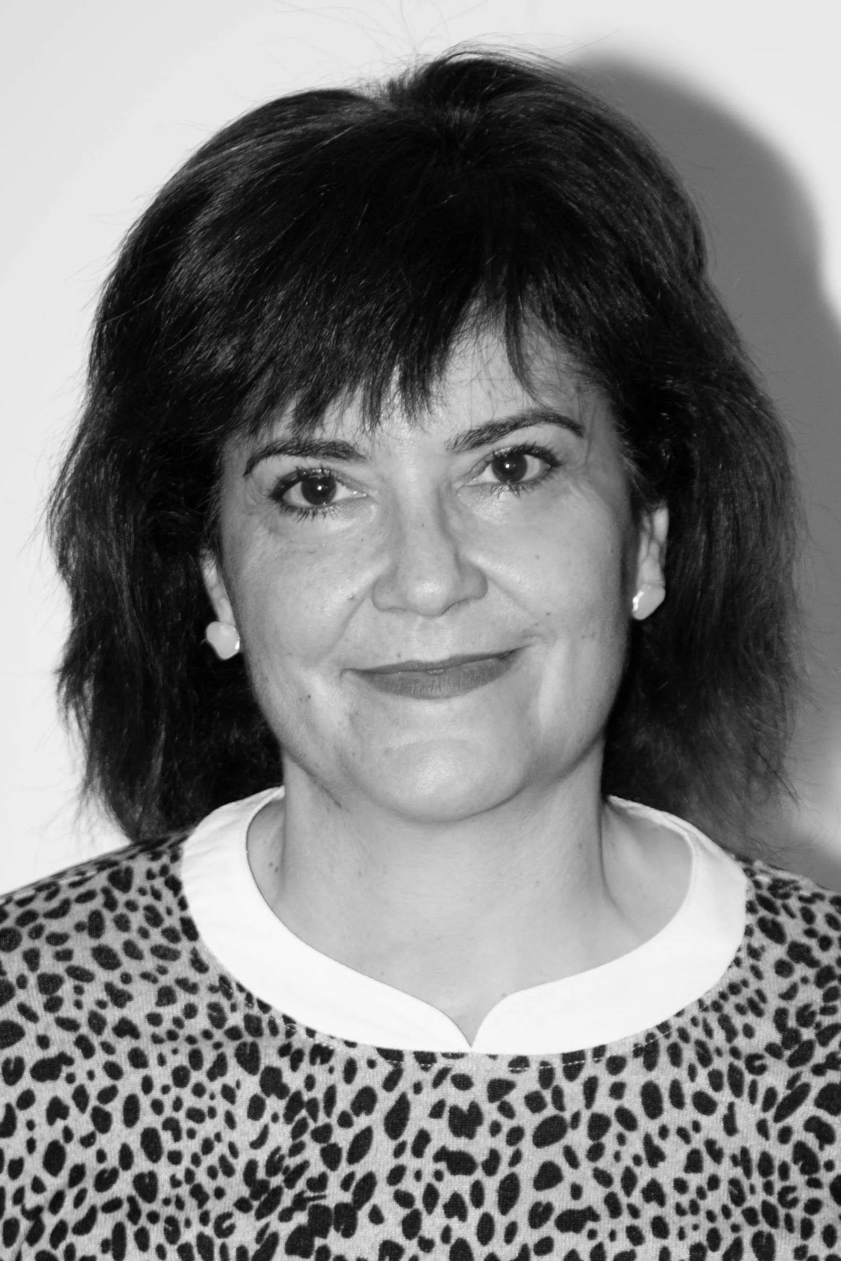 Asesoría y gestión Zaragoza Retrato en blanco y negro de una mujer de pelo corto con flequillo, del equipo de asesoría y gestión en Zaragoza