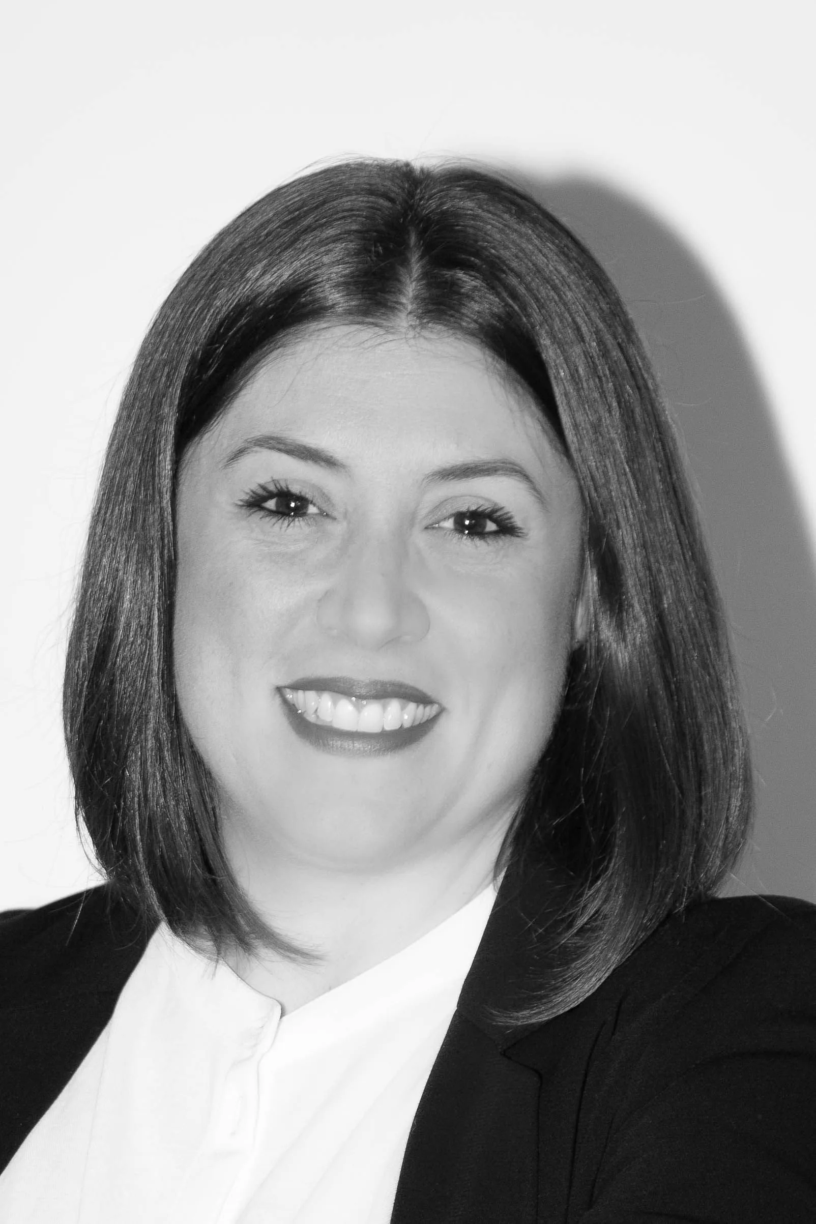 Asesorías en Zaragoza capital Retrato en blanco y negro de una mujer de media melena y americana negra, de una de las asesorías en Zaragoza capital