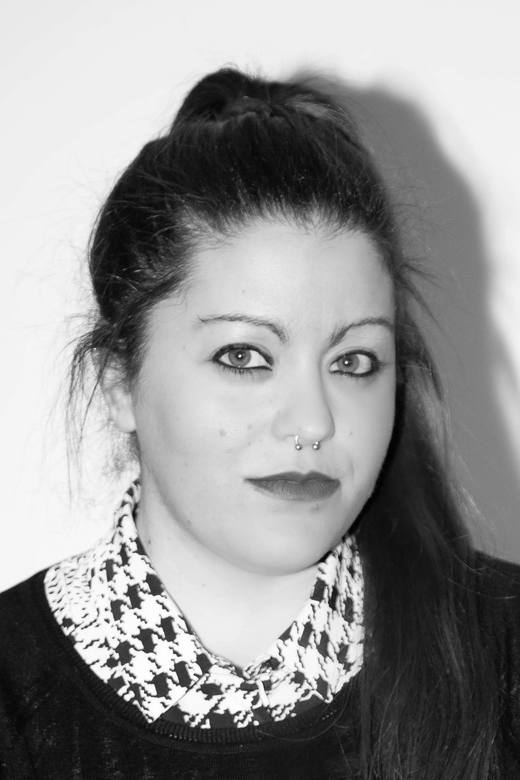 Consultores profesionales Zaragoza Retrato en blanco y negro de una mujer joven con el pelo recogido, del equipo de consultores profesionales en Zaragoza
