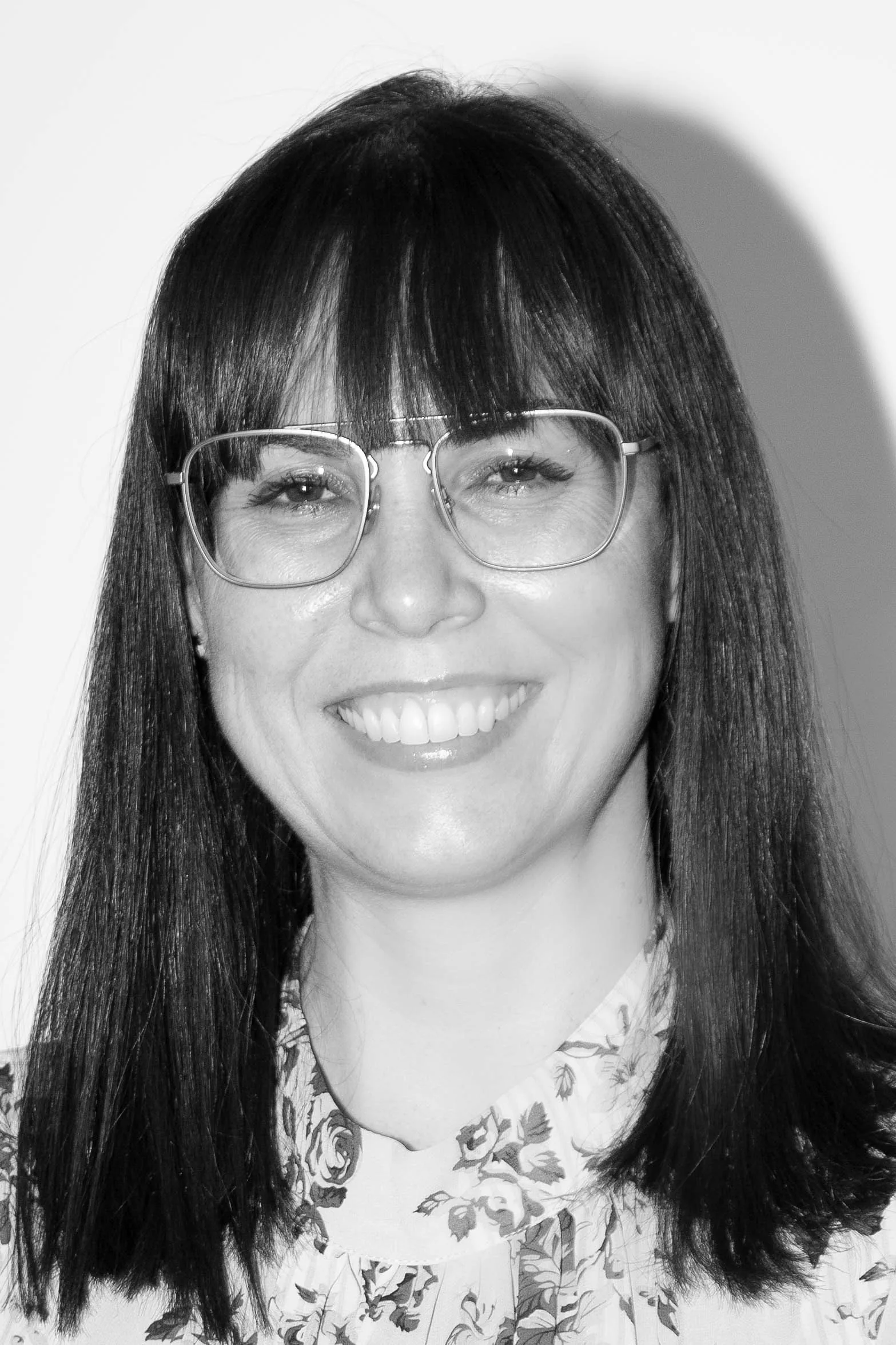 Gestoría administrativa online Zaragoza Retrato en blanco y negro de una mujer con gafas y blusa de flores, de la gestoría administrativa online en Zaragoza