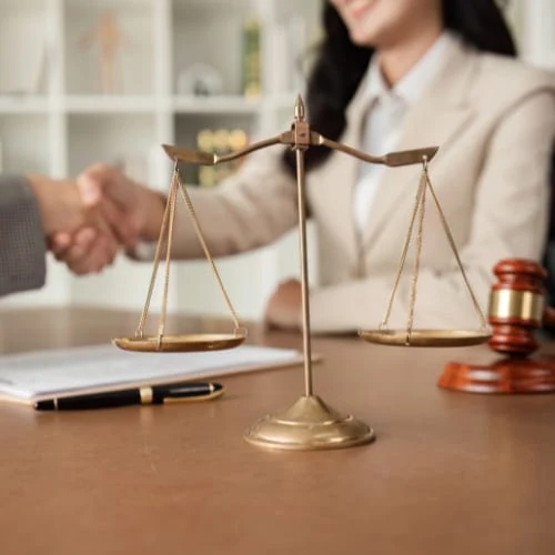 Balanza de la justicia y acuerdo con apretón de manos, servicios de asesoría jurídica en Zaragoza