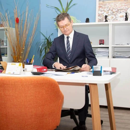 Profesional de la gestoría en su mesa de la oficina, servicios de gestoría para autónomos en Zaragoza